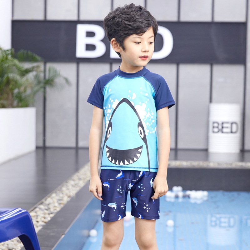 Bộ quần áo bơi kèm mũ dành cho bé trai Việt nam sản xuất hoạ tiết cá mập
