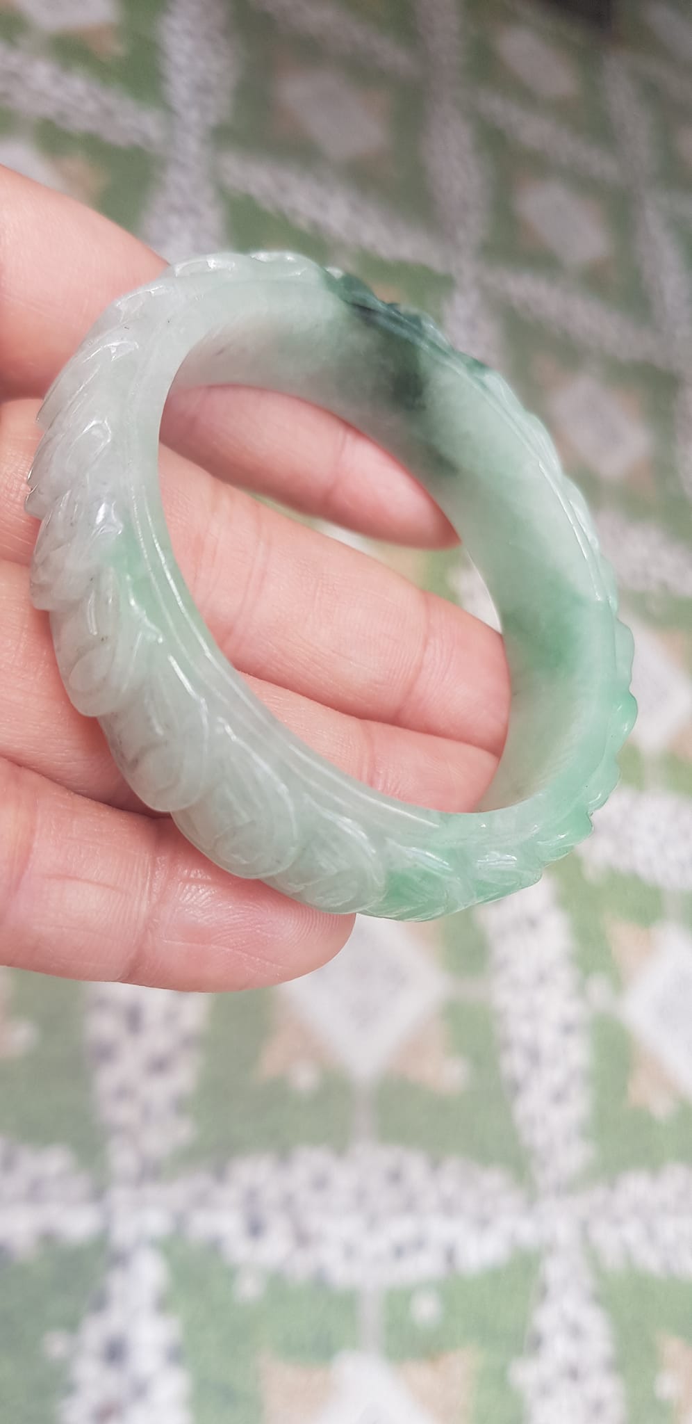 Vòng tay đá ngọc Cẩm Thạch dãy Đồng Tiền Tự nhiên Size 48mm x cao 13mm x dầy 7mm Màu trắng bóng ngọc ngà điểm xanh nhẹ đẹp may mắn tài lộc Nữ mệnh kim mệnh thủy tay nhỏ 35kg - 48kg đeo ạ