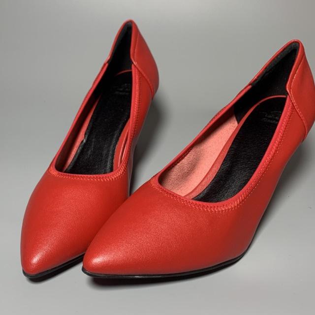 Giày cao gót mũi nhọn màu đỏ , đế nhọn, nổi bật cá tính thu hút ánh nhìn