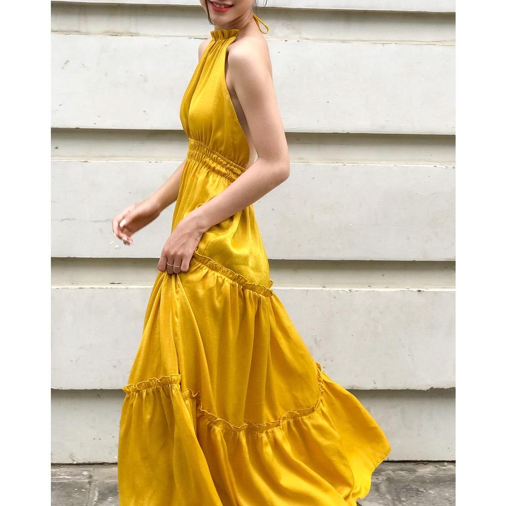 KIOBI – Đầm yếm form dáng maxi, nhún thun eo co dãn, lưng mở rộng gợi cảm, vải lụa nhung vàng - KID20124V