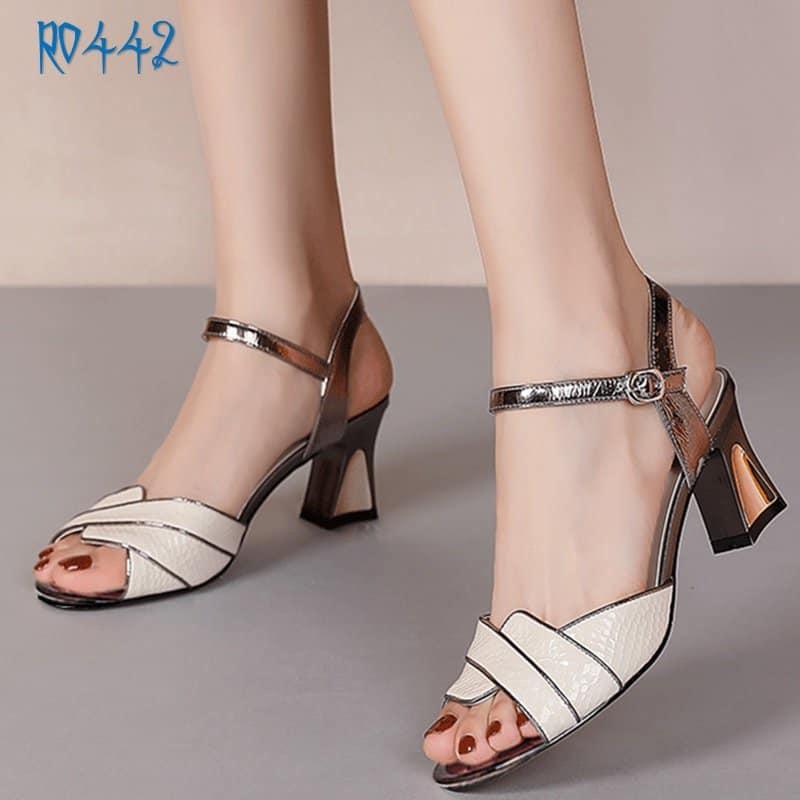 Sandal nữ hở mũi, da lì ROSATA RO442 cao 7p - Đen, Kem - HÀNG VIỆT NAM - BKSTORE