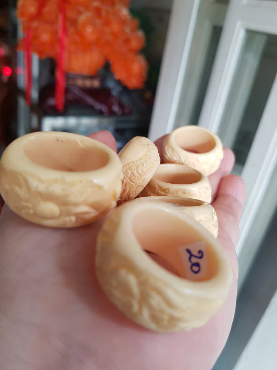 Nhẫn Nam Giả Ngà hay Xương Mỹ Nghệ Bản Hẹ Chạm Rồng Ni 20mm Cao 14mm Dầy 5mm màu trắng Dành Cho Các Anh Nam đeo nhẫn ngón tay cái hay bất kỳ ngón tay nào ni lọt vừa tay là 20mm rẻ vẫn đẹp như thường ạ