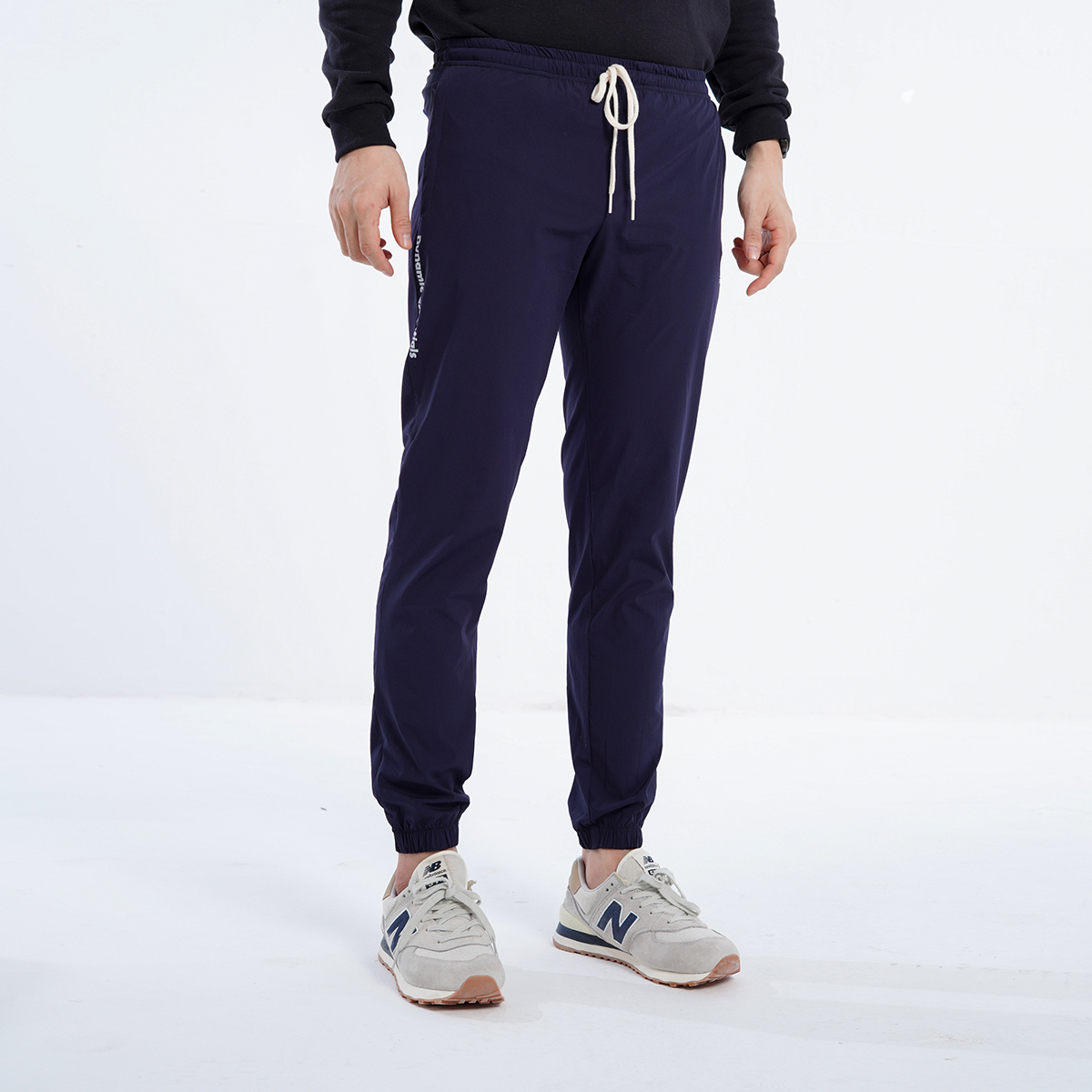 Quần Thể Thao Vải Gió Jogger Nam ROUGH Dynamic Essentials Dáng Thể Thao, Bo Ống Trẻ Trung, Lưng Chun Thoải Mái