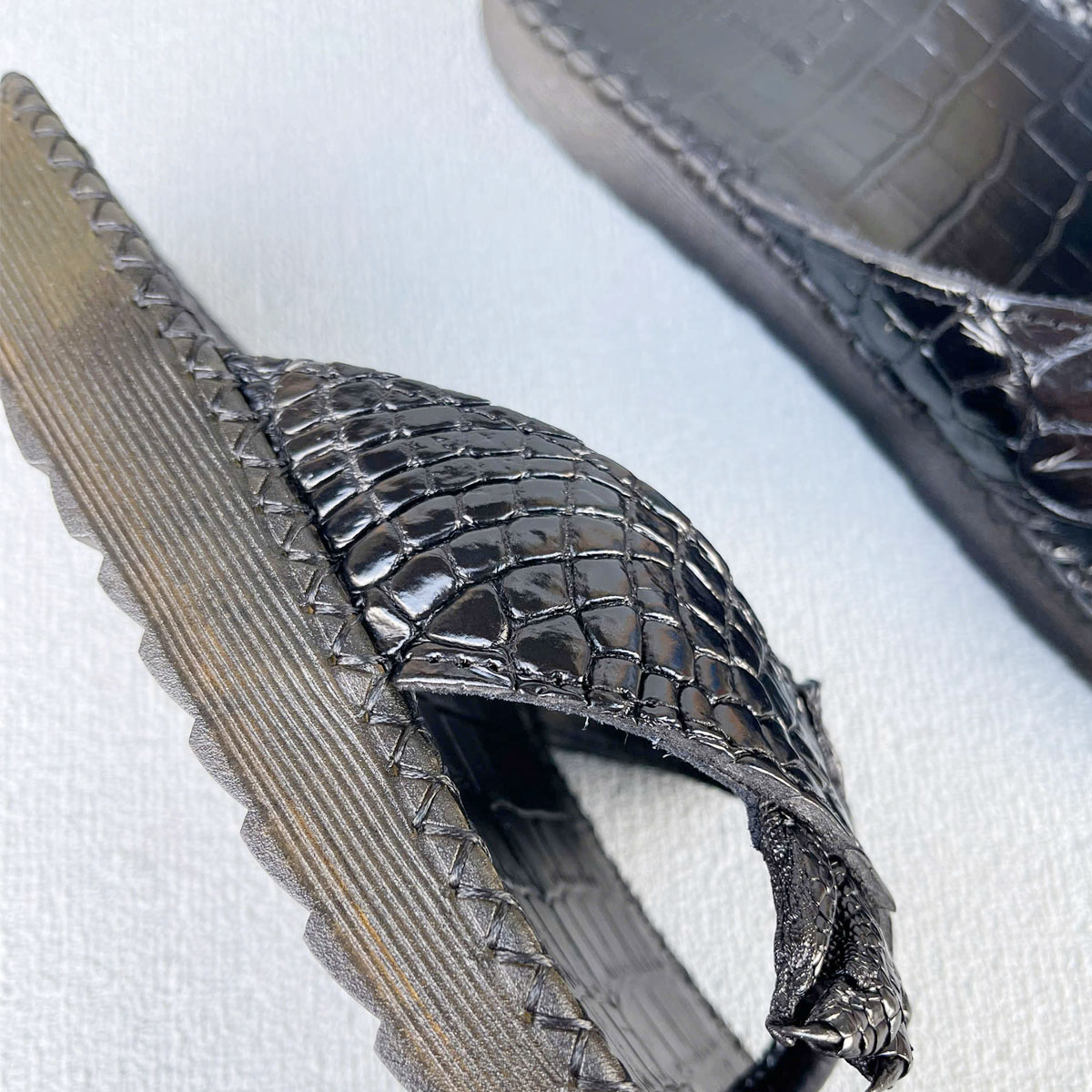 Dép xỏ ngón nam da cá sấu đế cao 3cm may viền có móng sang trọng DCS201