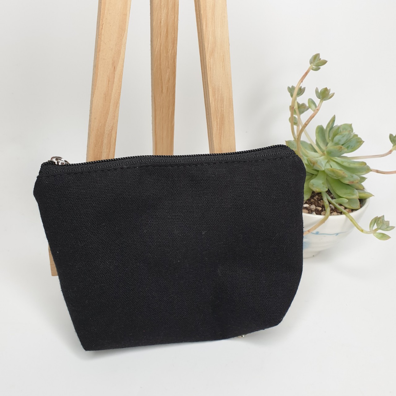 Combo Khẩu trang và ví nhỏ cầm tay vải linen màu đen đính ren Hoa và ngọc trai JL02COM