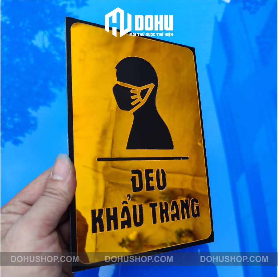 Biển Nhắc Nhở Đeo Khẩu Trang Làm Bằng Gương Vàng DOHU29 - Có sẵn keo dán tường tiện dụng