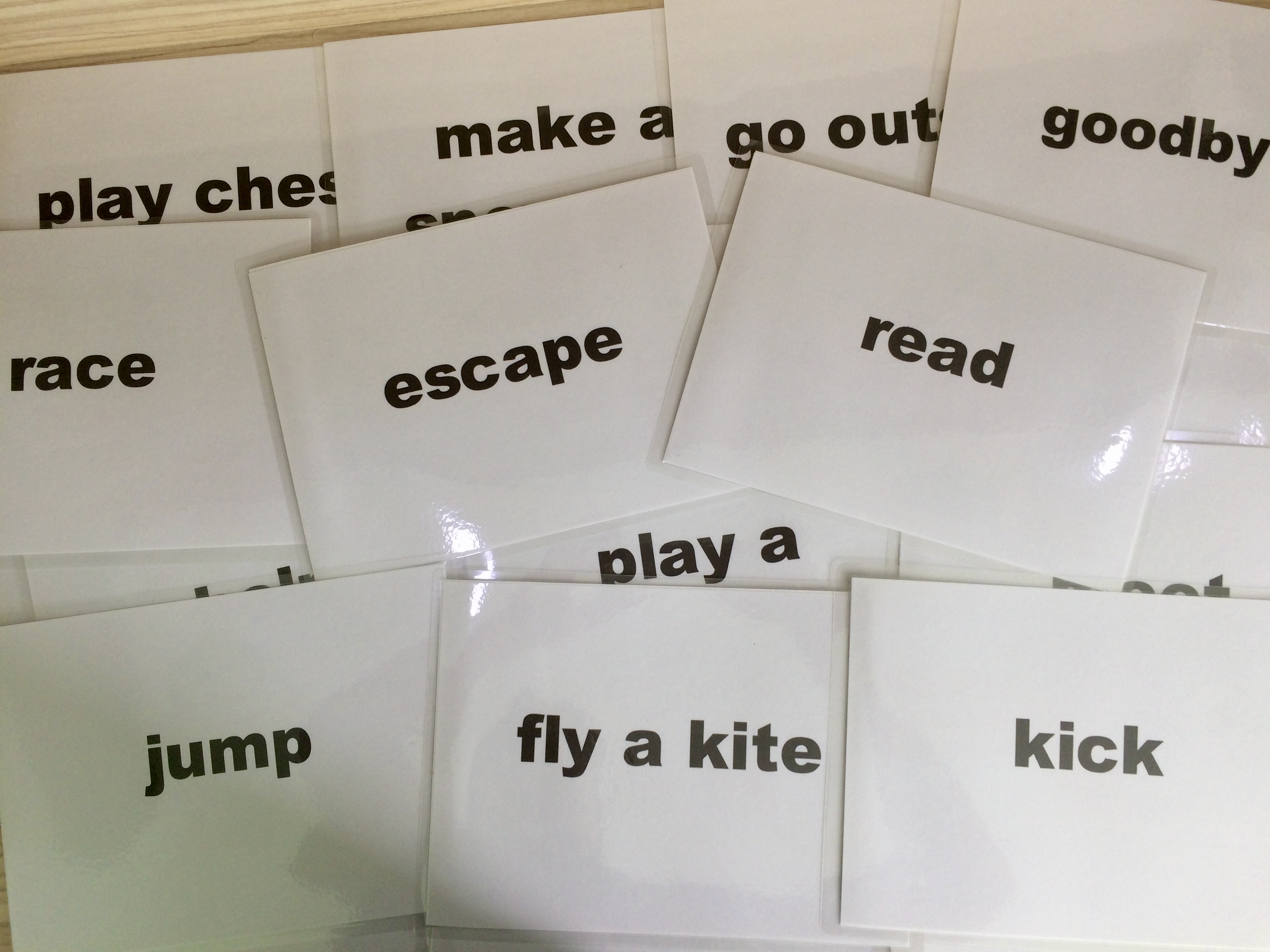 Verb Flashcards (Set 2) - Thẻ học tiếng Anh chủ đề Các động từ (Bộ 2) - 20 cards: escape, fly a kite, go outside, goodbye, hello, help