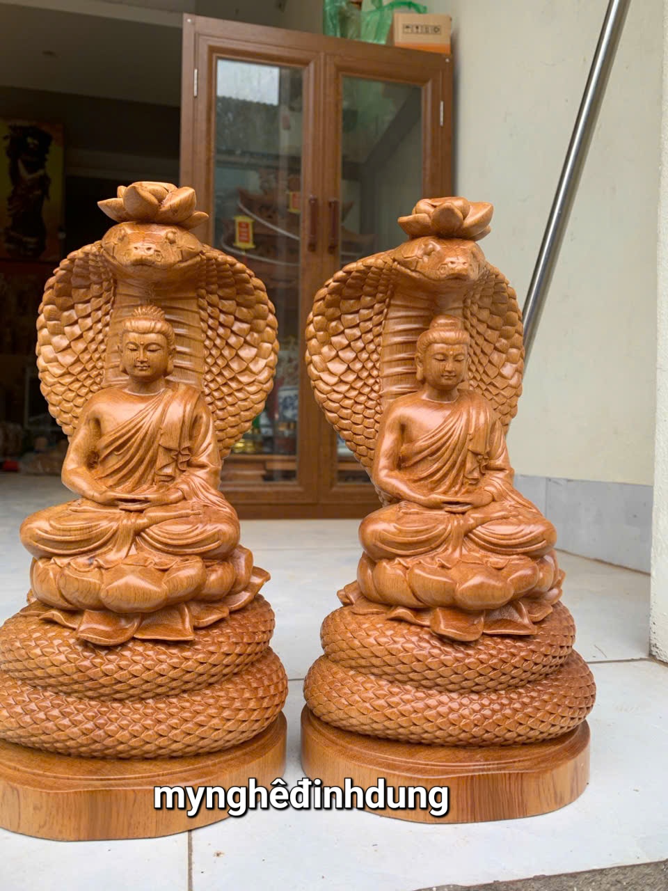 Tượng thần rắn bảo vệ Đức Phật xông trầm bằng gỗ bách xanh thơm nức kt cao 30x14x12cm