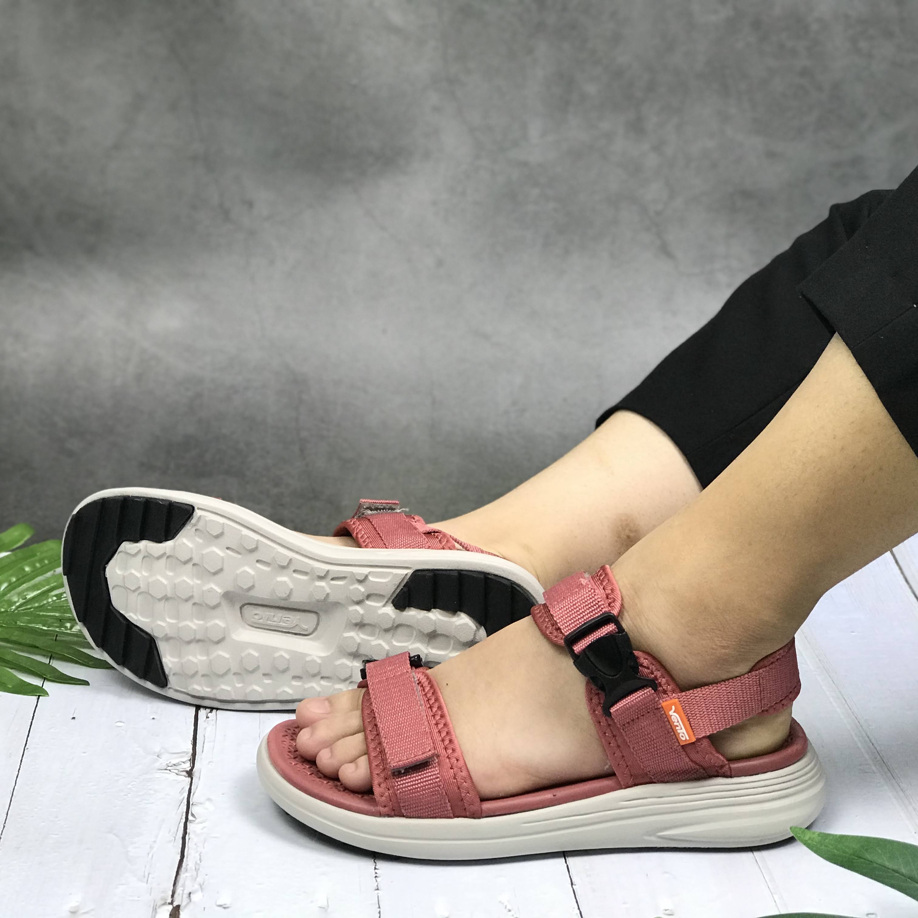Giày sandal nữ siêu nhẹ hiệu Vento thích hợp mang đi học NB66P