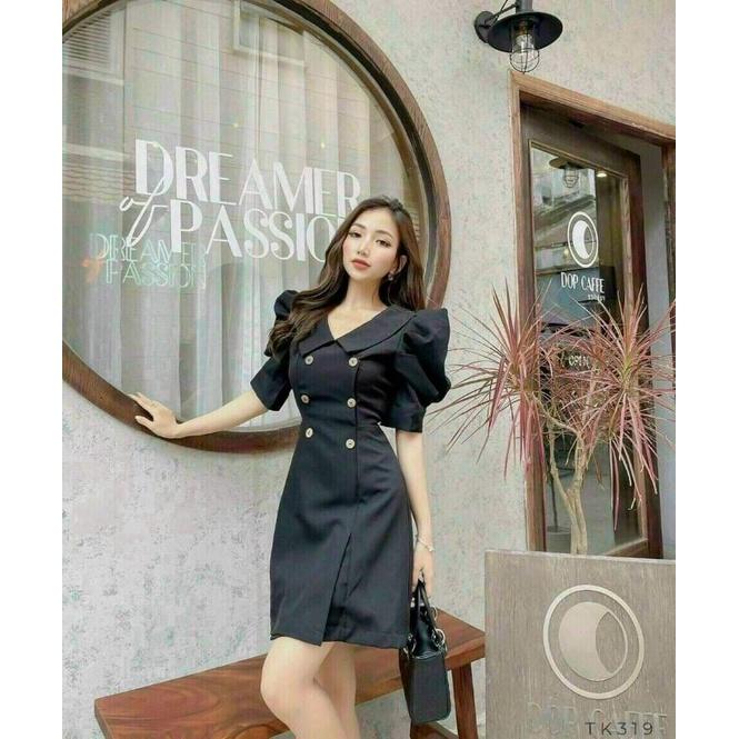 ĐẦM XOÈ CỔ SEN ĐÍNH NÚT TAY PHỒNG.