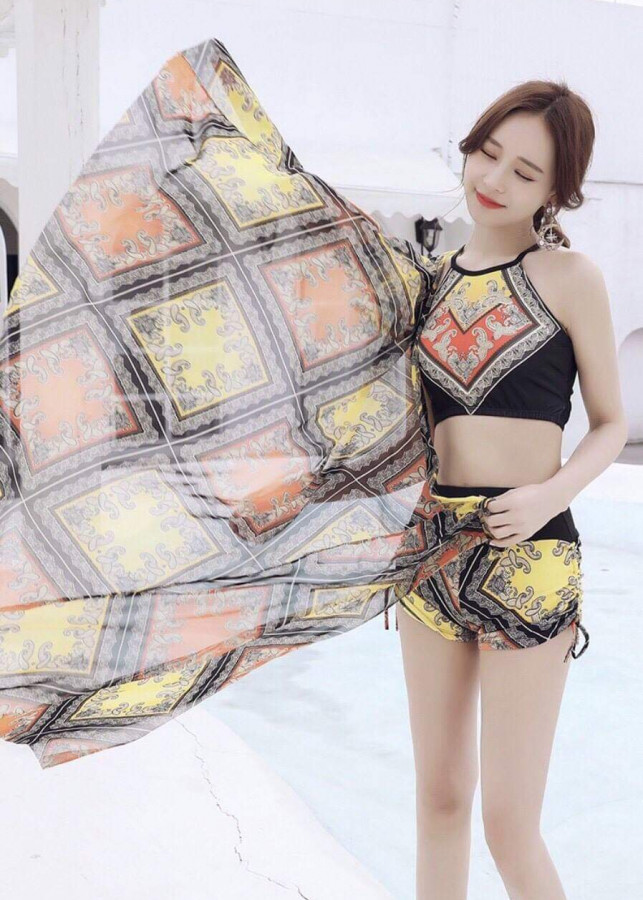 Bộ áo tắm 2 mảnh kèm choàng chân váy