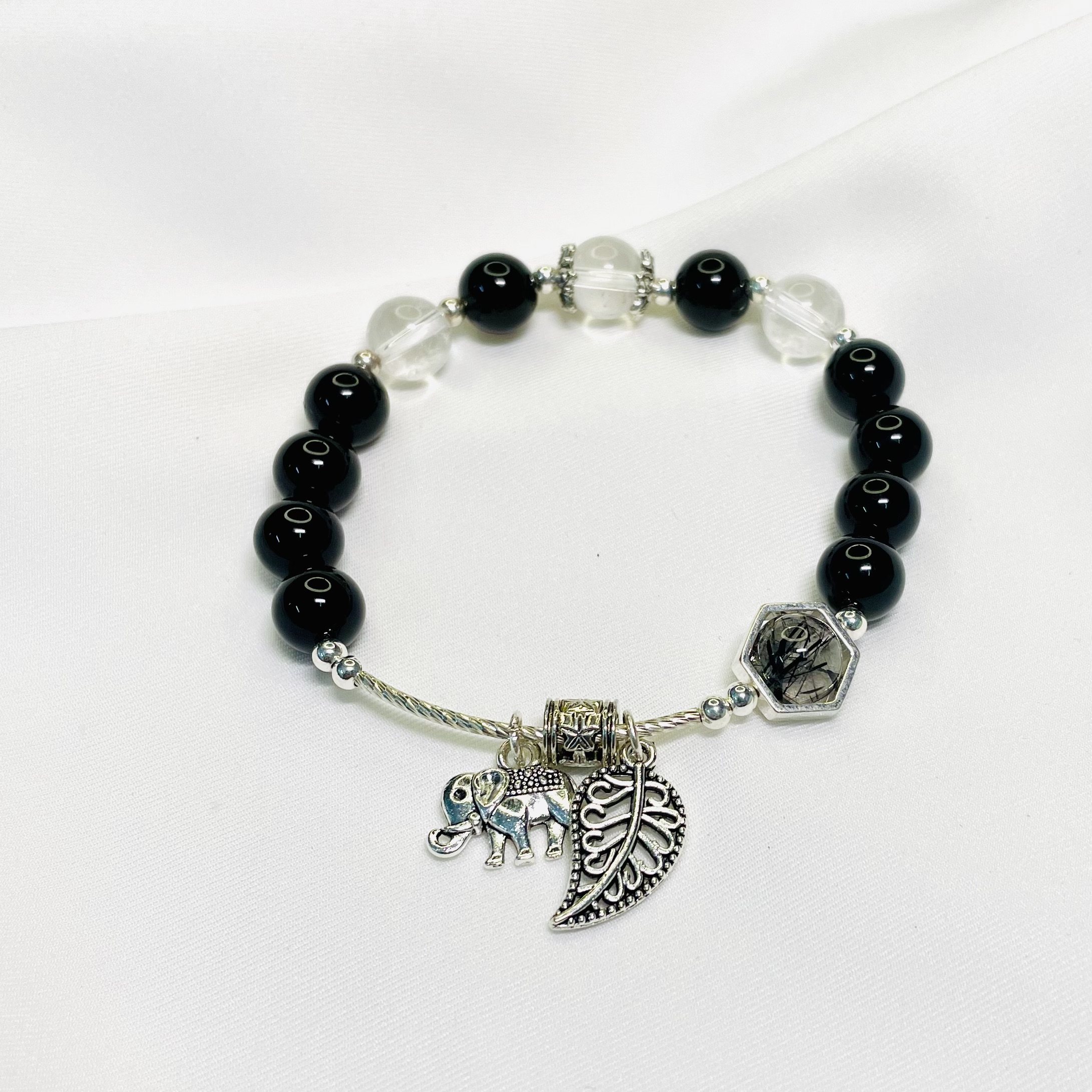 Vòng tay mã não phối charm bạc cao cấp