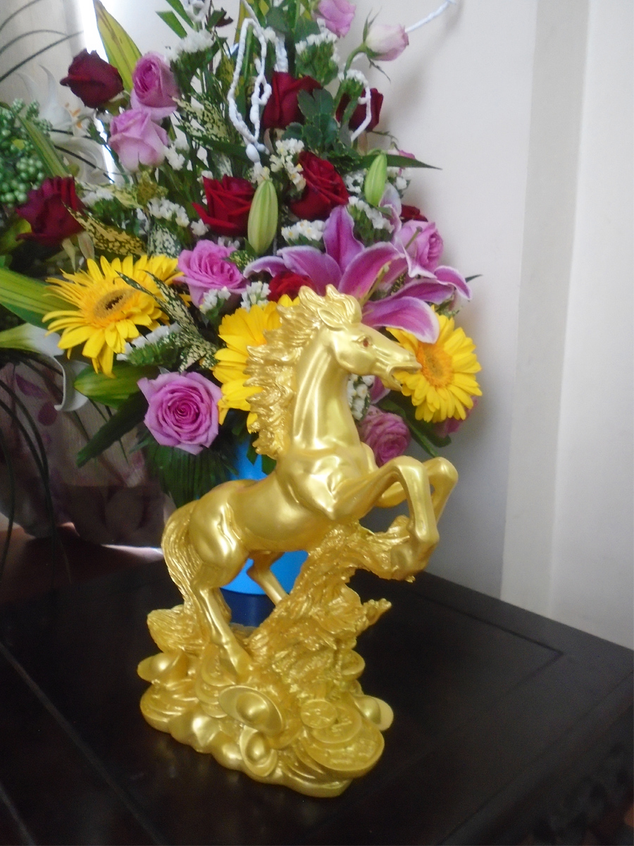 Tượng ngựa vàng bằng đá NDV24