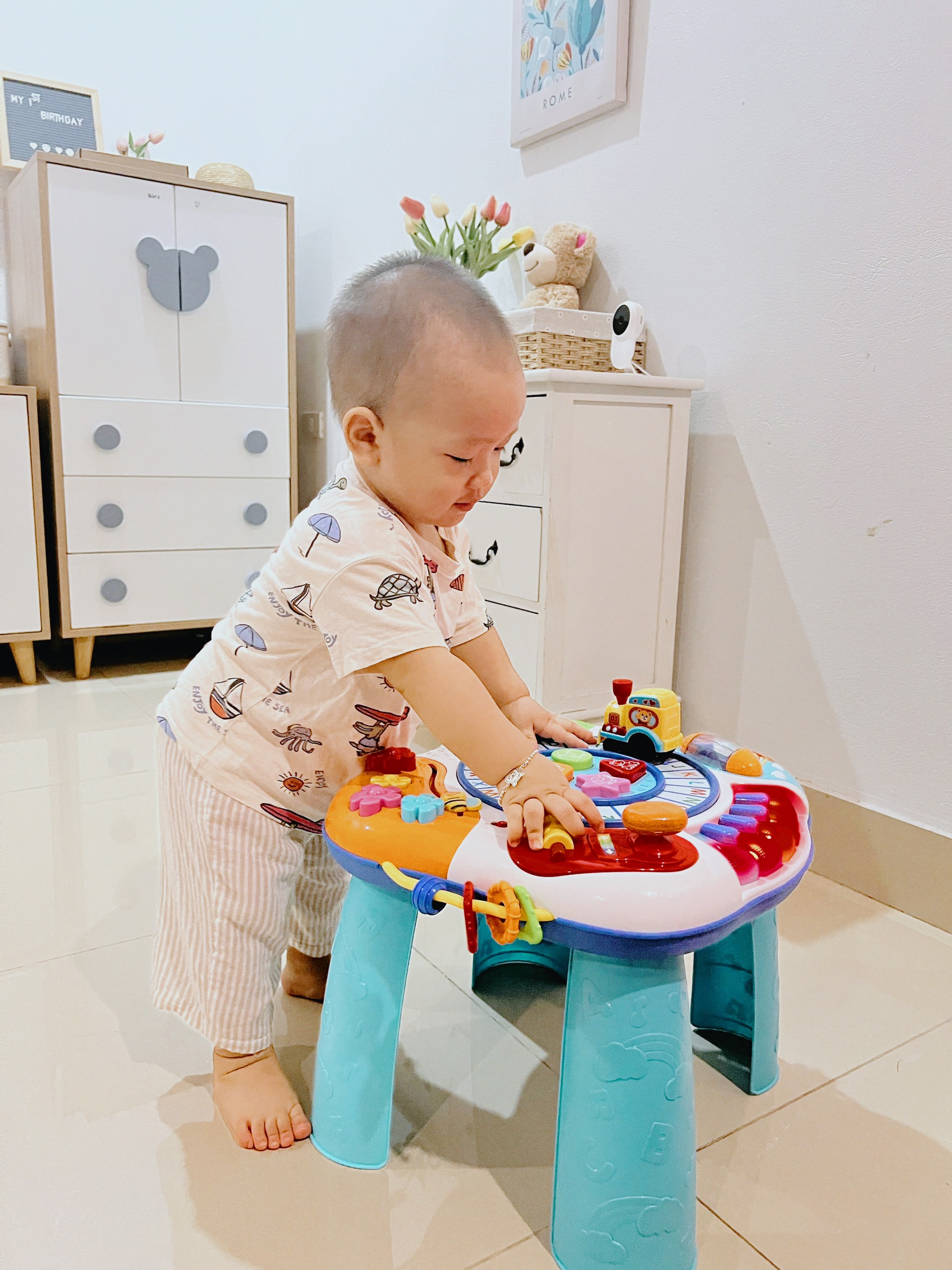 Bàn nhạc đồ chơi tập đứng cho bé học chữ có nhạc bằng nhựa 0801 hiệu Winfun giúp bé vừa chơi vừa học, phát triển kỹ năng