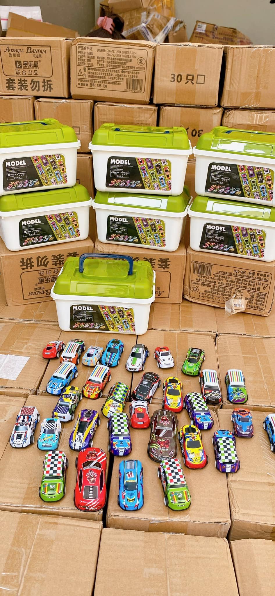 [Hàng loại1] Set hộp 30 xe ô tô đồ chơi bé trai xe đua ô tô oto mini tí hon Size nhỏ - Chất liệu: nắp trên bằng kim loại, đế và bánh xe bằng nhựa. - Cho xe chạy bằng cách kéo lùi.