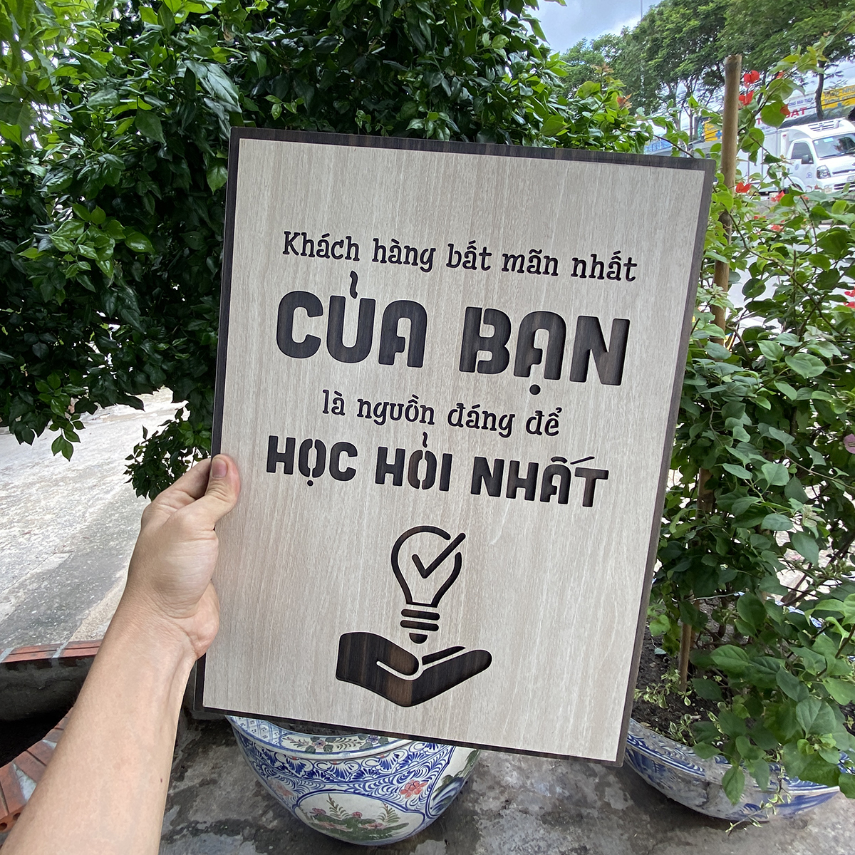 Tranh Tạo Động Lực treo tường độc đáo trang trí trong nhà TBIG040A "khách hàng bất mãn nhất của bạn là nguồn đáng để học hỏi nhất"