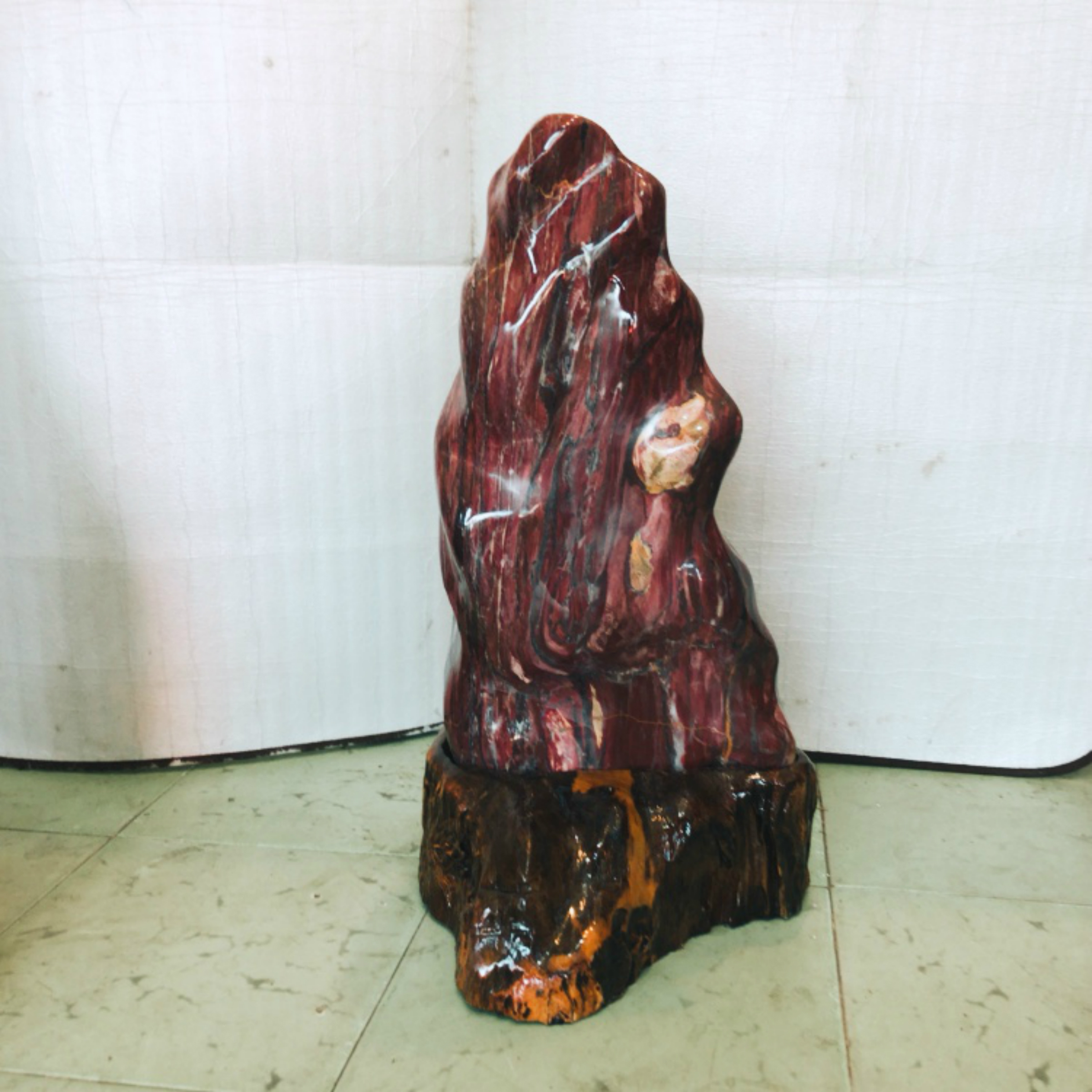 Cây đá đỏ tự nhiên trấn trạch cho người mệnh Thổ và hỏa cao 60 cm rộng 34 cm bao gồm cả chân đế gỗ rừng