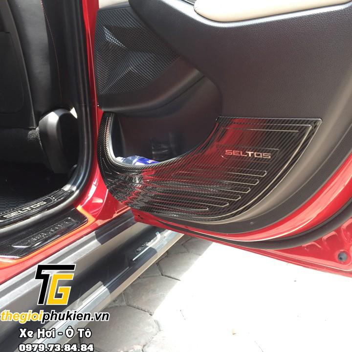 Ốp chống xước Tapli, Táp li cửa Kia Seltos 2020 vân Carbon