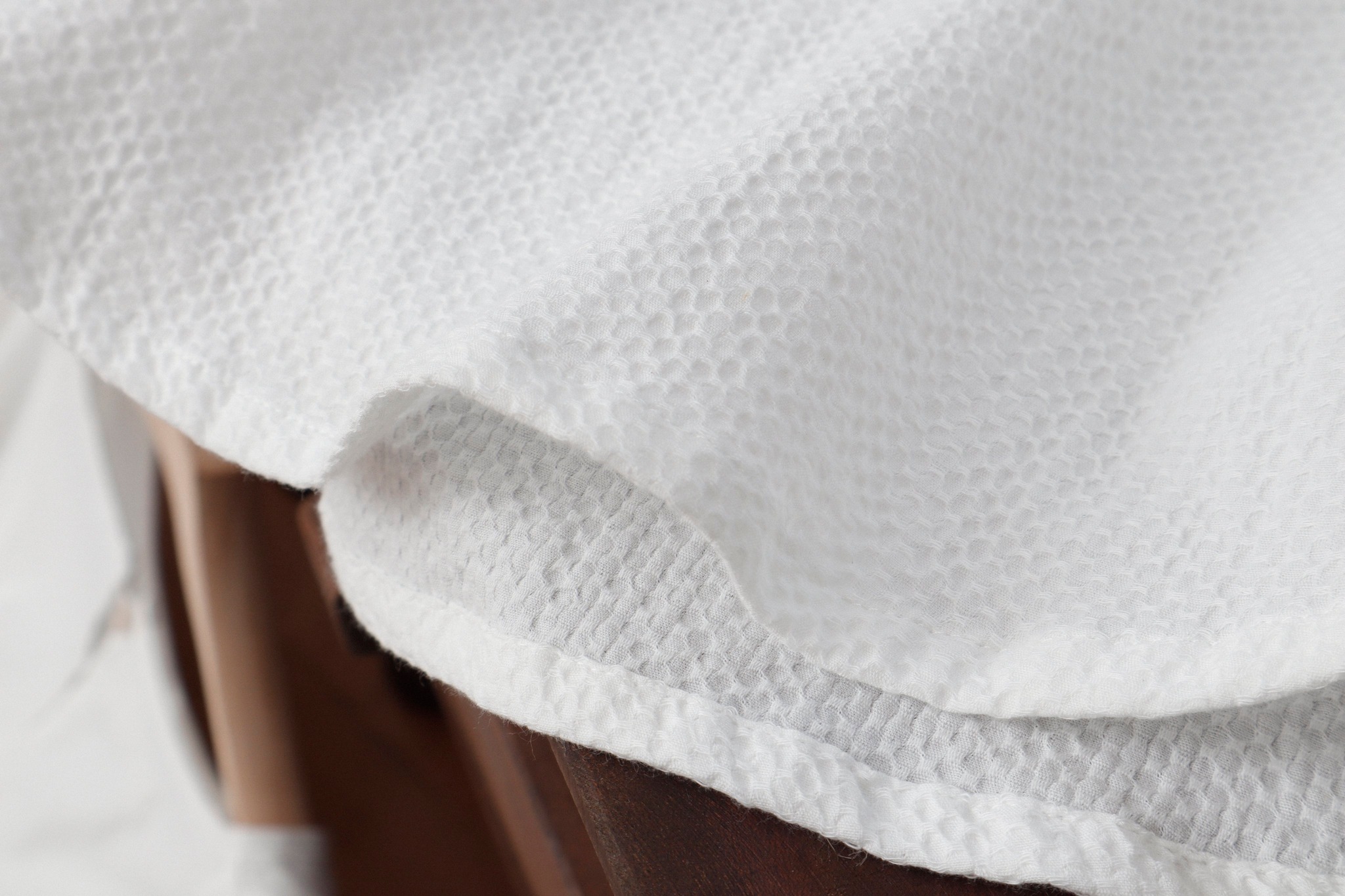 Áo xốp cotton KACHISA cổ tim xẻ tà màu trắng