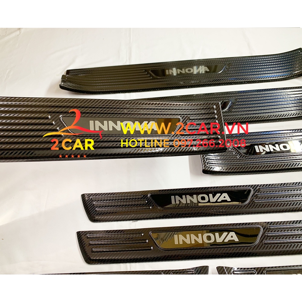 Ốp bậc cửa, nẹp bước chân trong, ngoài xe Toyota Innova đời 2017- 2022 vân cacbon cao cấp