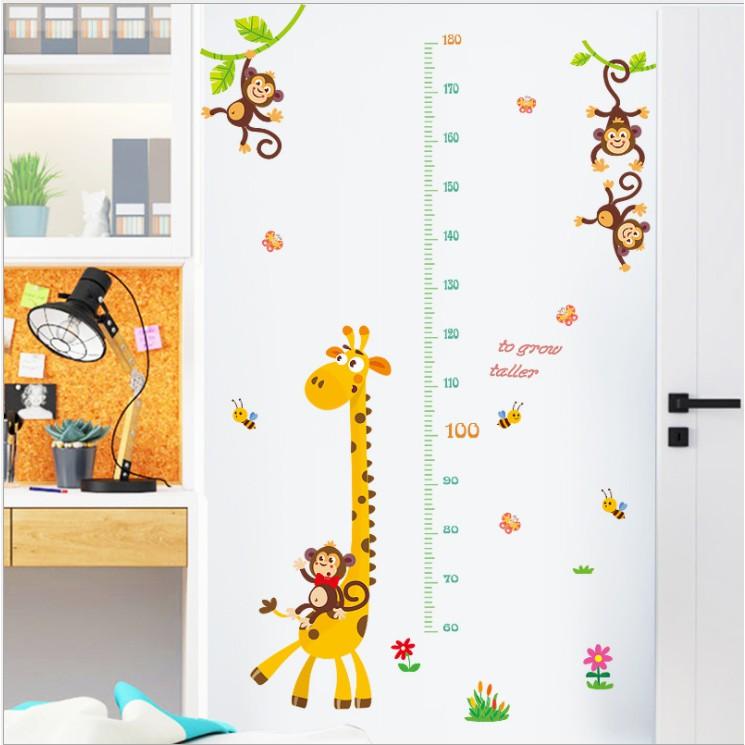 Decal trang trí tường - thước đo Hươu Nâu dây leo khỉ