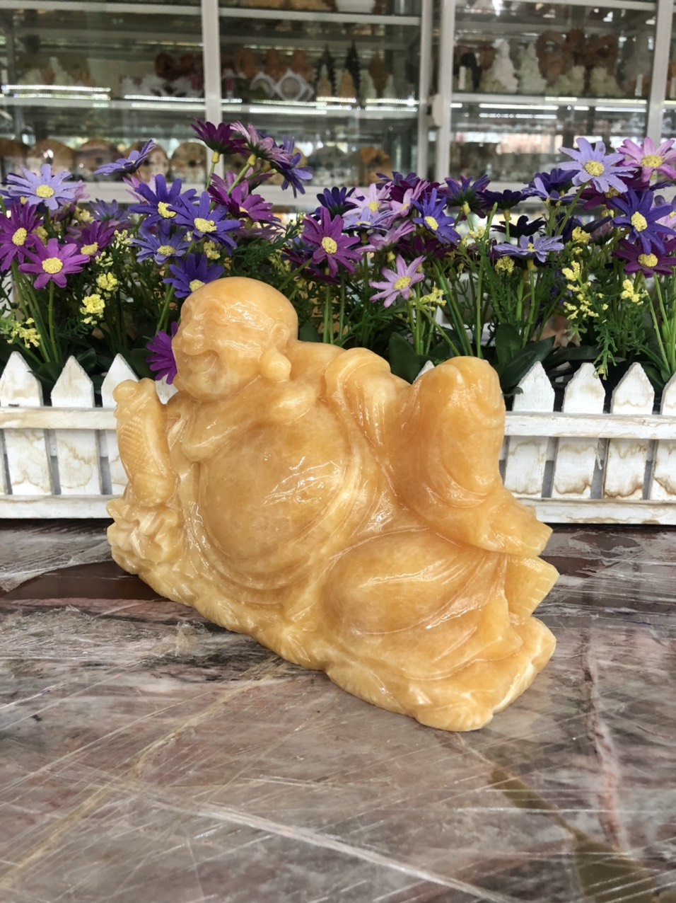 Tượng Phật Di Lặc ngồi tựa bao tiền cầm gậy như ý phong thủy đá ngọc hoàng long - Dài 20 cm