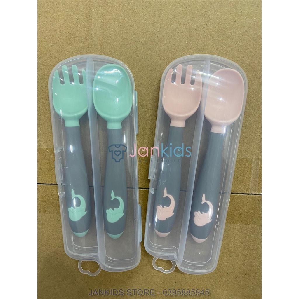 Set thìa dĩa ăn dặm bằng silicon cho bé hoạ tiết cá heo kèm hộp đựng