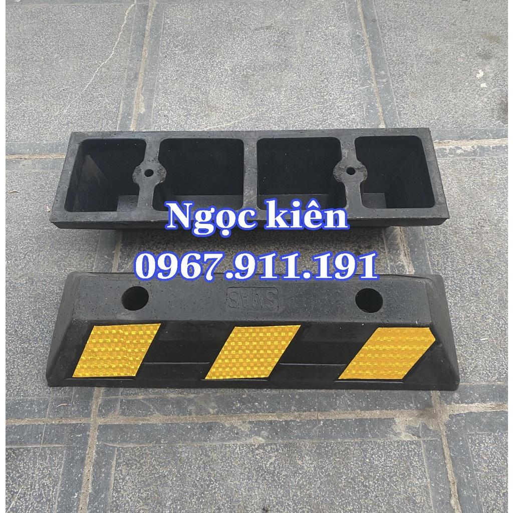 Cục chặn bánh xe oto,cao su chặn lốp xe tải