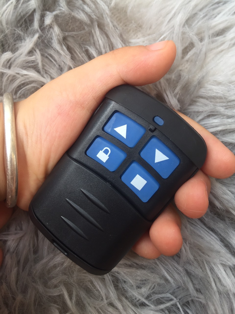Remote cửa cuốn 8 mã gạt 433 MHZ chống nước pin siêu bền