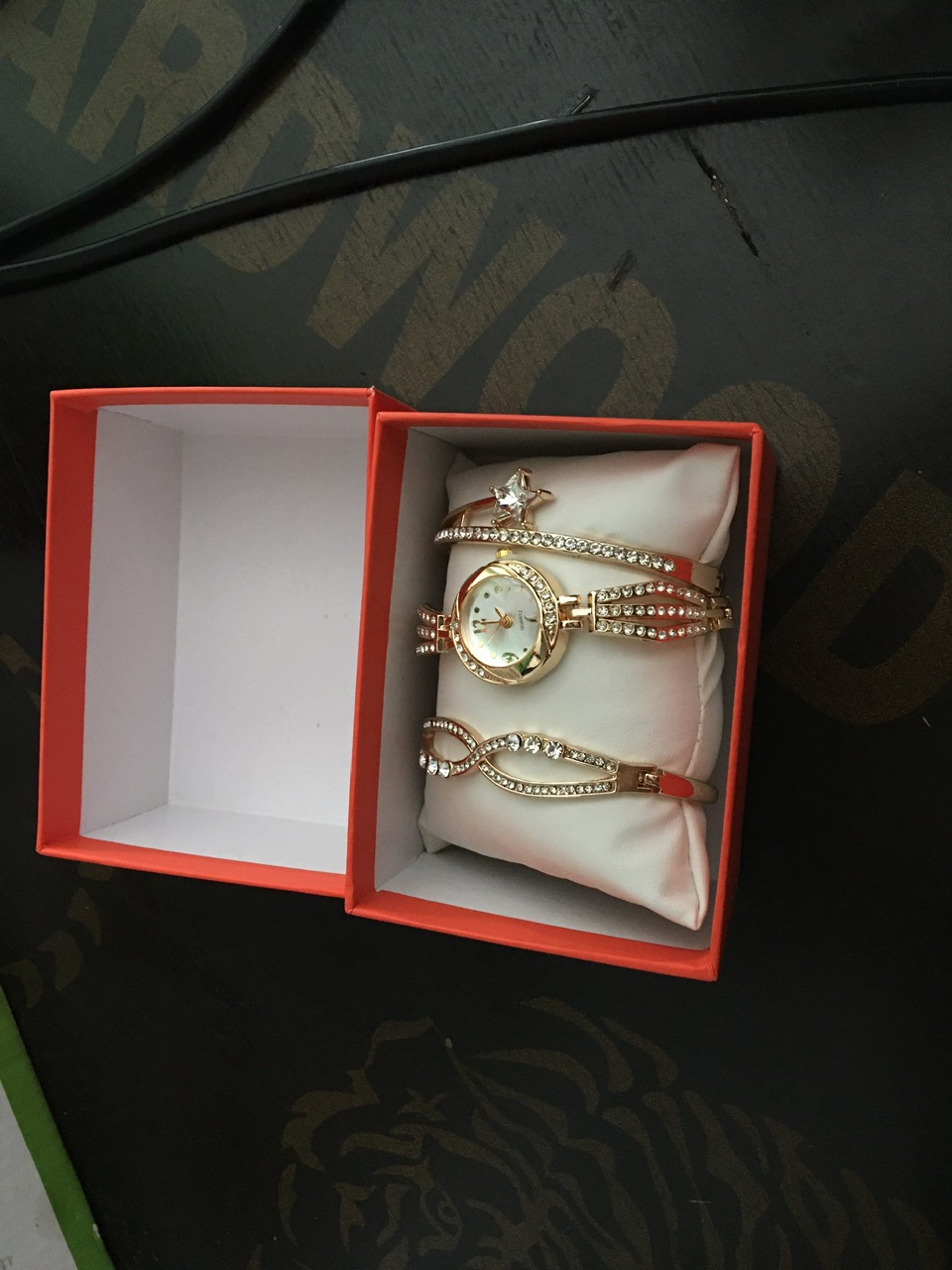 Set hộp đồng hồ 3 món , mặt tròn màu trơn ,trang trí kim cương nhân tạo , phong cách thanh lịch, thời trang  trẻ trung hiện đại cho nữ
