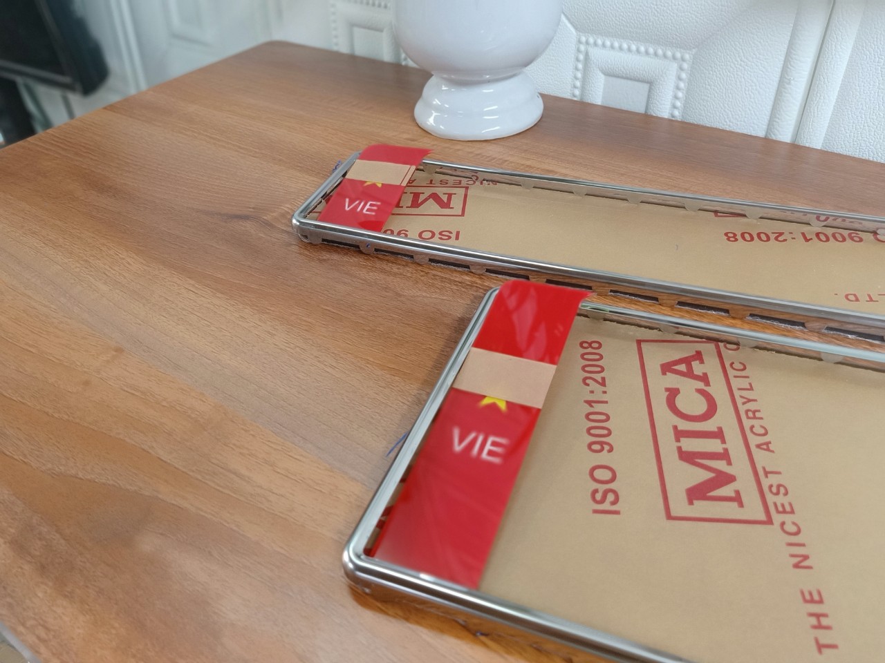 Khung biển số xe ô tô có hình lá cờ in UV khung inox tự lắp tại nhà
