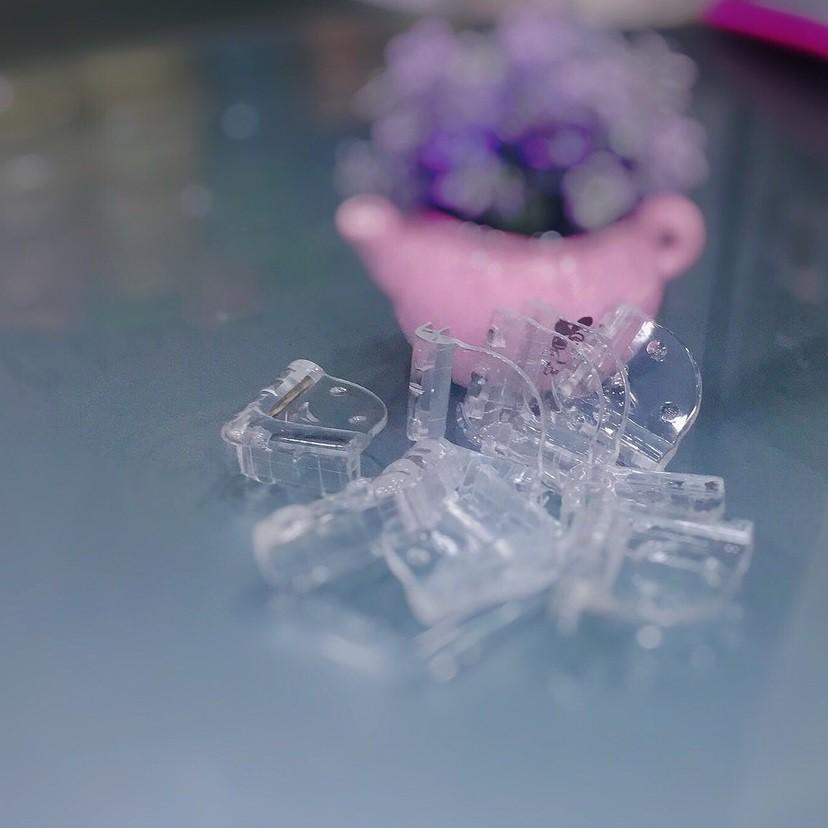 Miếng bịt góc bàn dáng vuông hình mặt cười chất liệu silicon