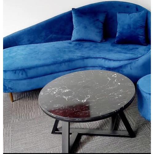 Bàn sofa mặt đá vân mây 3D hình tròn chân chữ V thiết kế hiện đại