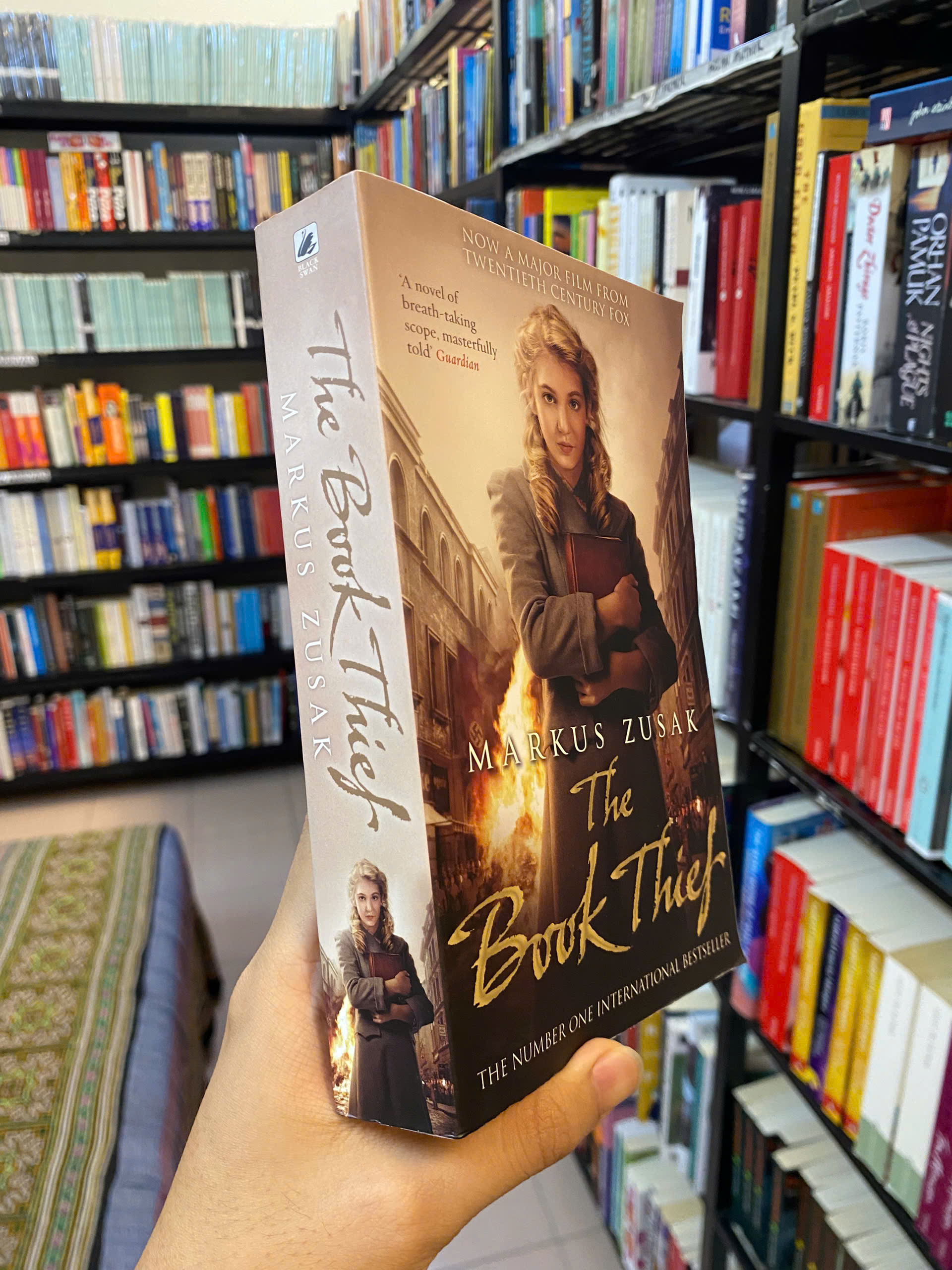 Sách - The Book Thief by Markus Zusak | Best of #BookTok / The #1 International Bestseller