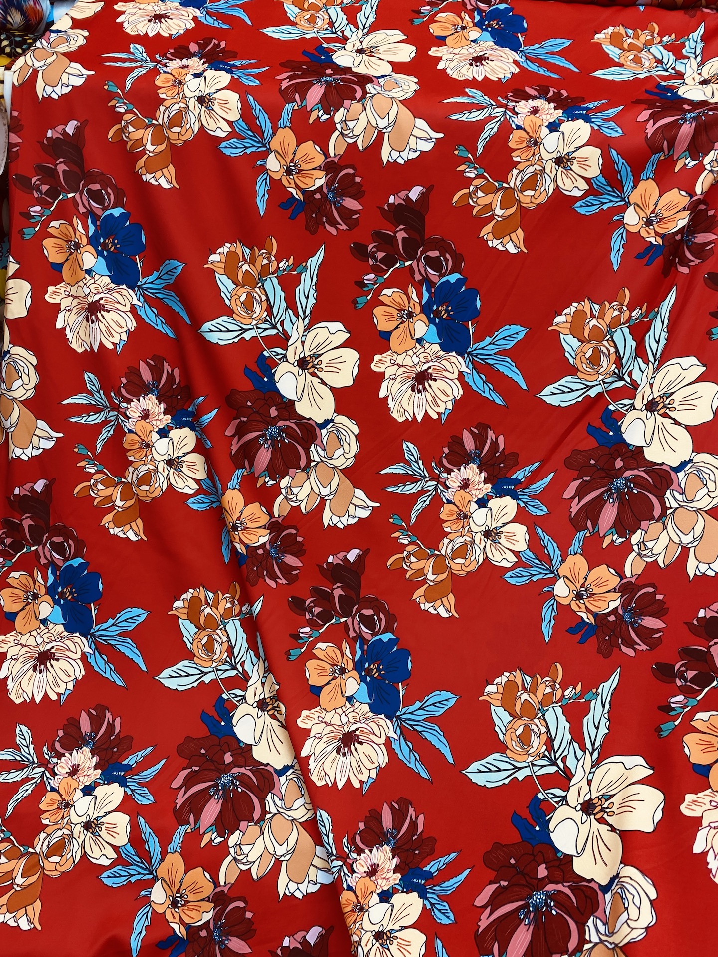 Vải lụa Ngọc hà nền đỏ hoa đều co giãn mịn MS5217