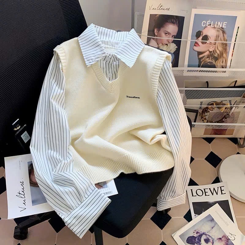 Áo len phối sơ mi kẻ liền thêu chữ phong cách Hàn, dáng trẻ trung thanh lịch