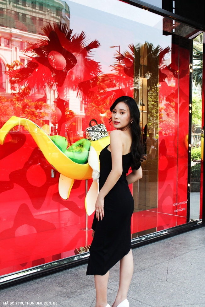 Đầm ôm vai xéo kèm hoa xinh xắn MS 2519