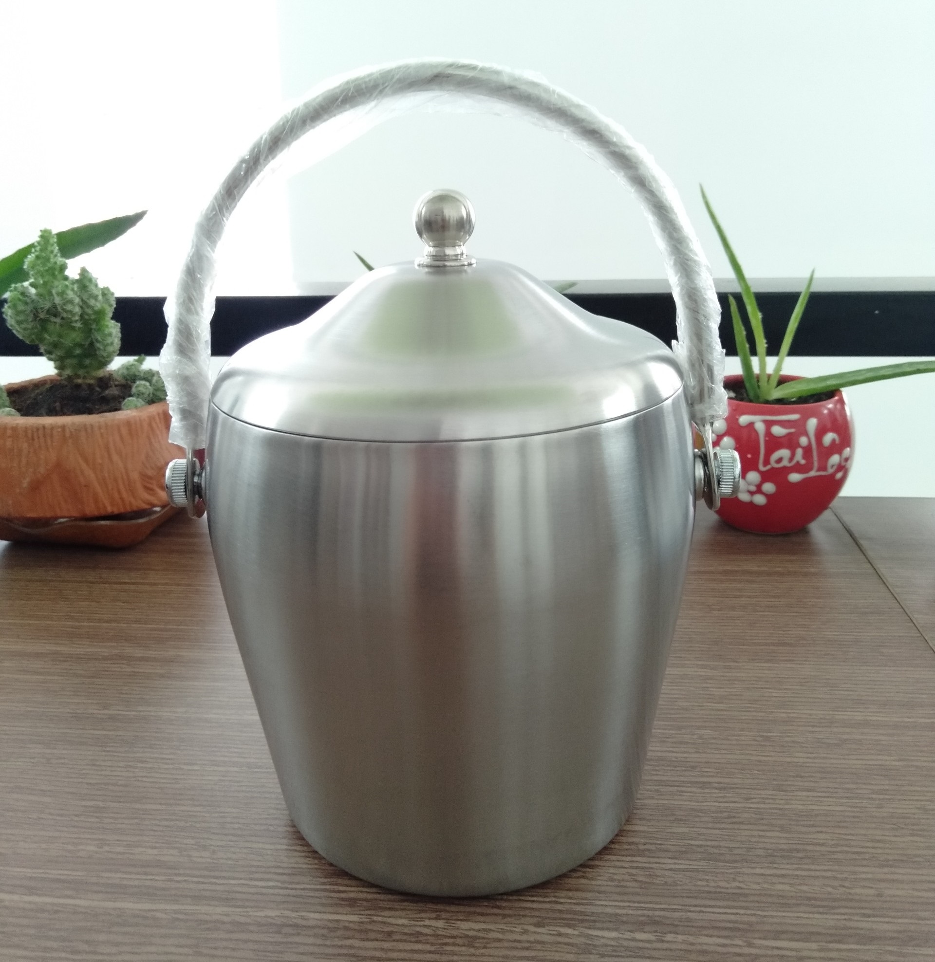 Xô inox 2 lớp giữ nhiệt có nắp dùng đựng đá, ướp lạnh trong nhà hàng quán ăn . Dung tích 2L và 1.2L