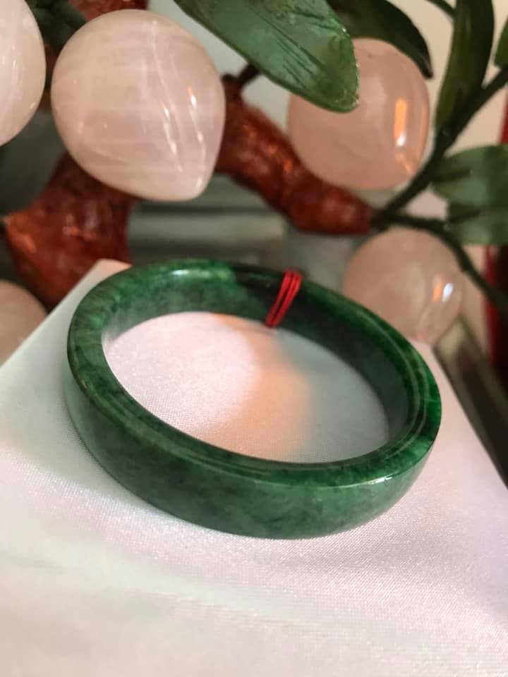 VÒNG TAY ĐÁ CẨM THẠCH TỰ NHIÊN BẢN VUÔNG XANH ĐẬM 50MM RẤT SANG ĐẸP SIZE VÒNG 50MM BẢN CAO 10,5mm X DẦY 6mm MÀU XANH BÔNG ĐẬM BÓNG ĐẸP LẮM NỮ 45kg - 52kg ĐEO Ạ