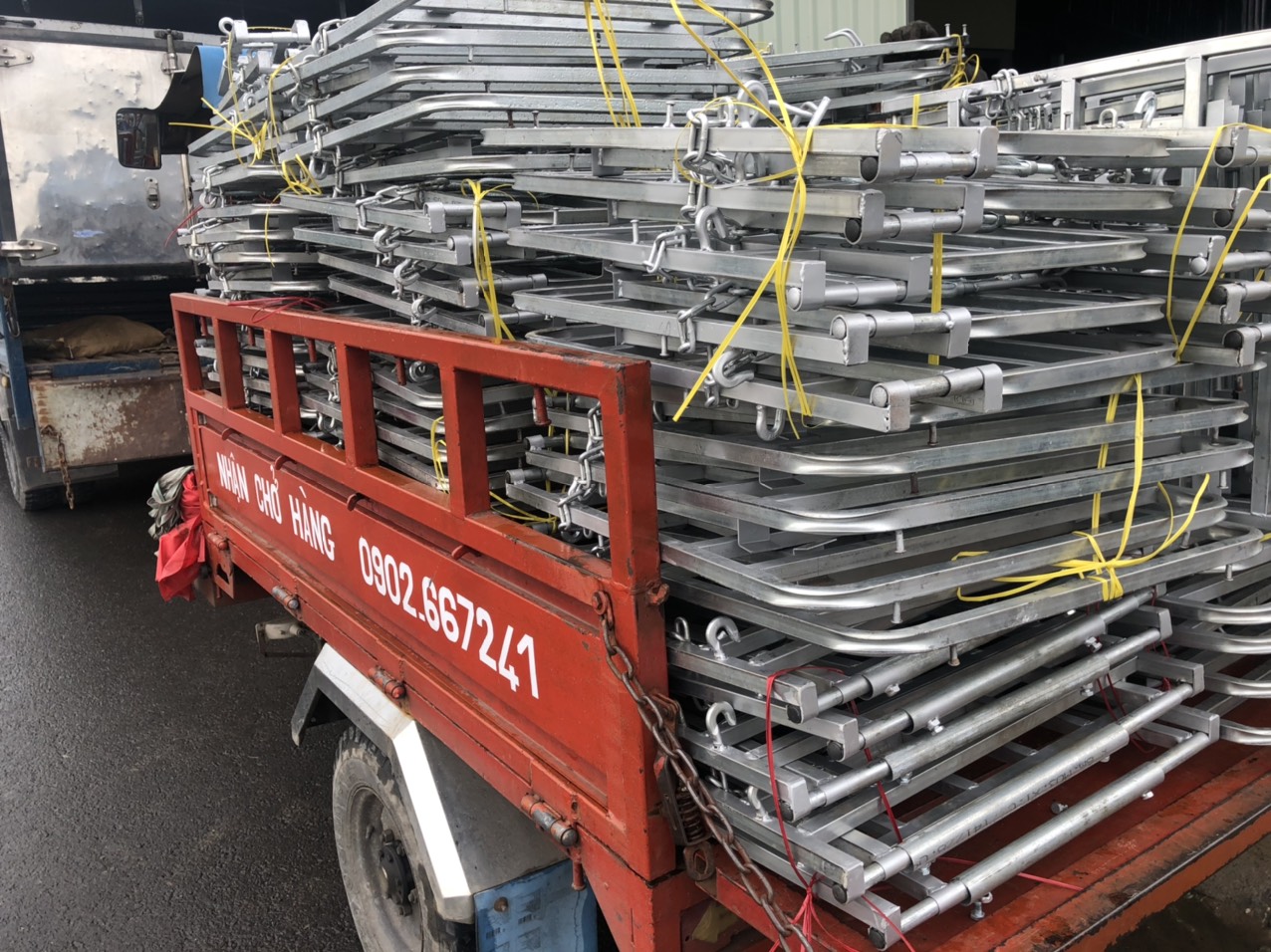 Baga Chở Hàng Vuông Mở Nắp Đổ Xăng Xe Gắn Máy/ Xe ga QUỐC BẢO - Sắt dày chắc chắn - Tháo Lắp Chỉ 10 giây