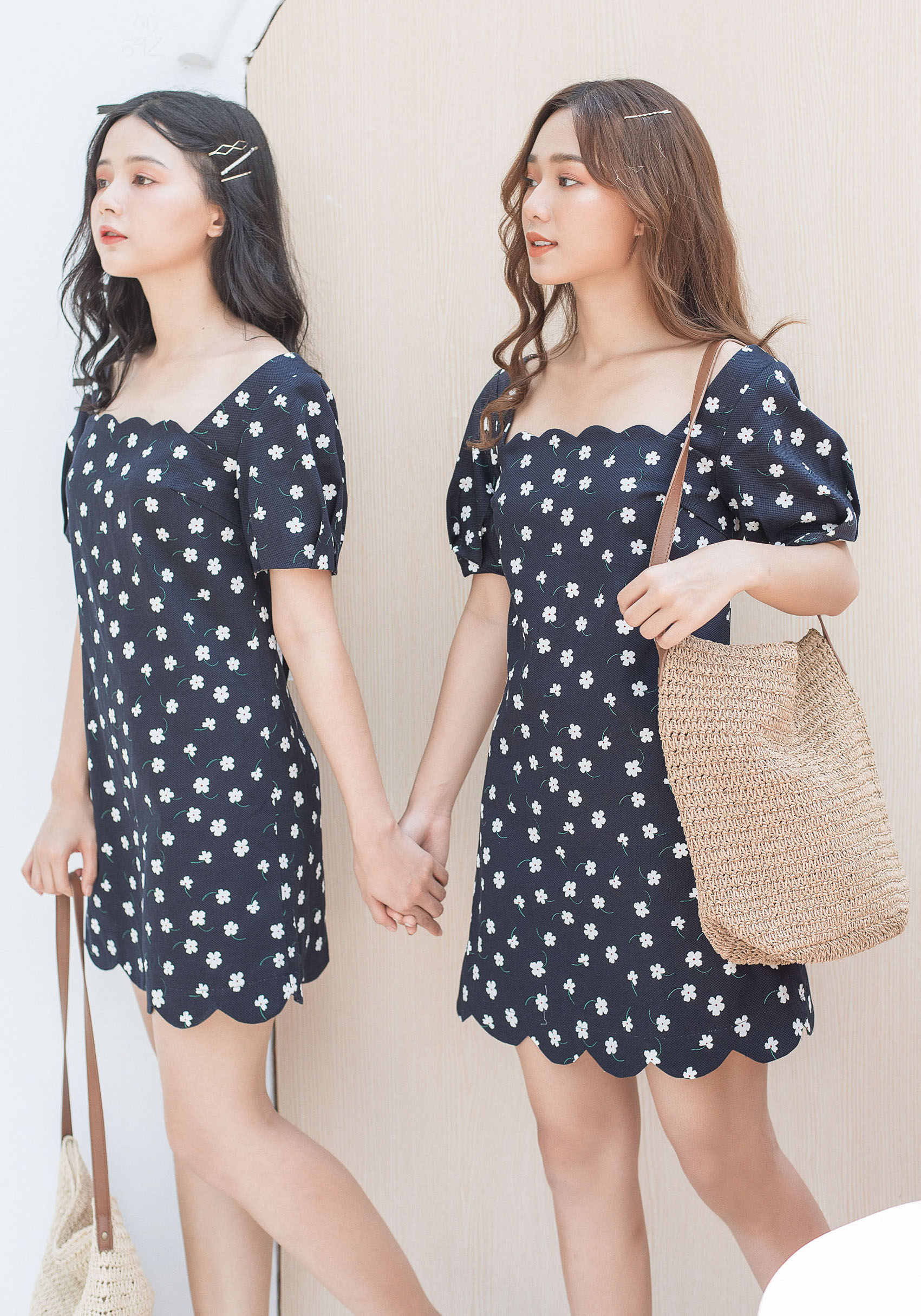 Đầm suông xanh đen hoa trắng cổ vuông lai đăng tay xếp li ống