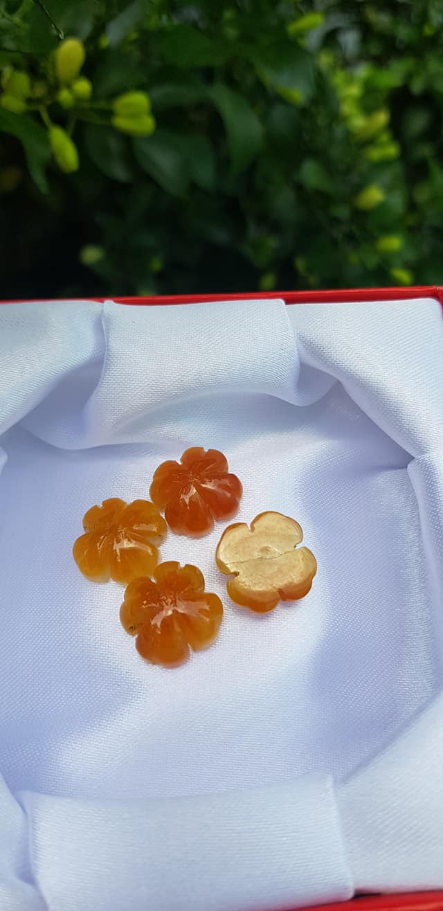Mặt Bông Hoa cỏ 4 lá màu vàng cam nữ phối vòng tay,làm mặt nhẫn Chất liệu đá cẩm thạch size hạt 14mm x dầy 6mm Nữ về phối với vòng tay của mình đeo hay làm mặt nhẫn mặt dây chuyền đeo xinh ạ