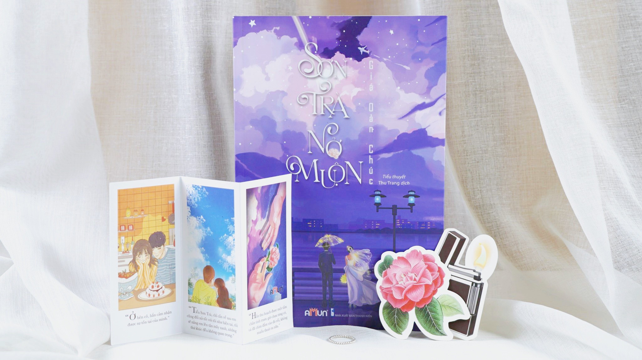 Sách ngôn tình - Sơn trà nở muộn - Giá Oản Chúc tặng kèm 01 bookmark hoa sơn trà, 01 bookmark chiếc bật lửa và 01 postcard- Đinh Tị Books phát hành