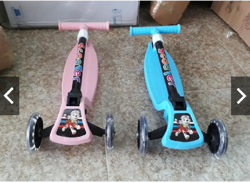 Xe trượt Scooter mẫu mới 2019 gấp gọn (có đèn ở bánh xe + phanh chân)- màu cho bé gái - chọn màu ngẫu nhiên