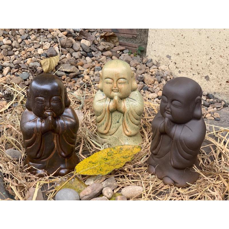 Set 3 tượng chú tiểu gốm mộc, dùng trưng bày tủ- kệ, bàn làm việc….
