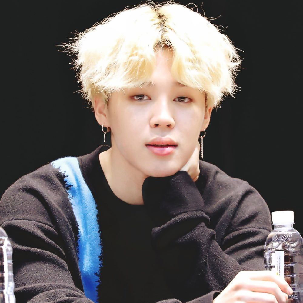 Khuyên tai nam idol BTS đeo 1 bên