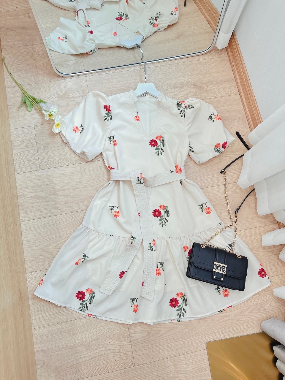 Đầm xòe be hoa đỏ cổ V dây đai 2 lớp DN687