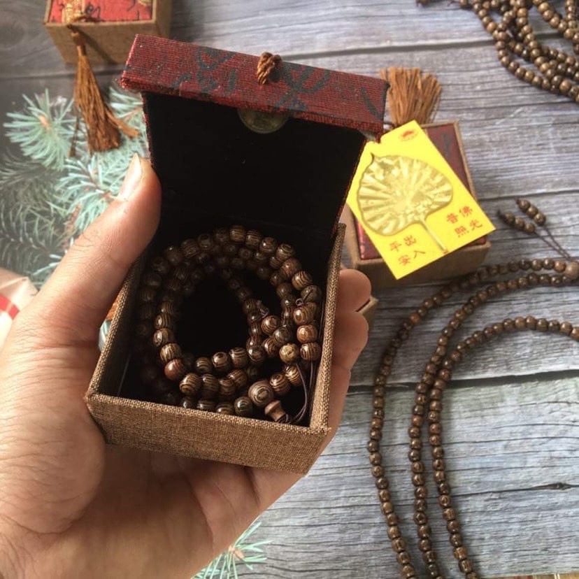 Vòng trầm 108 hạt kèm lá bồ đề , có hộp đựng  bằng gấm cao cấp , vòng đeo tay cho cả nam và nữ