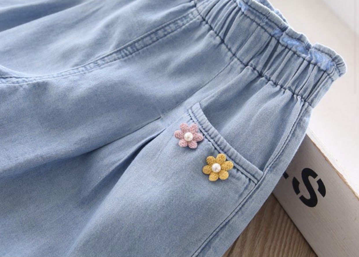 Quần bò giấy bé gái size đại 3-10 tuổi lửng đính nơ và hoa, Quần short cho bé ống rộng vải nhẹ mềm thoáng mát