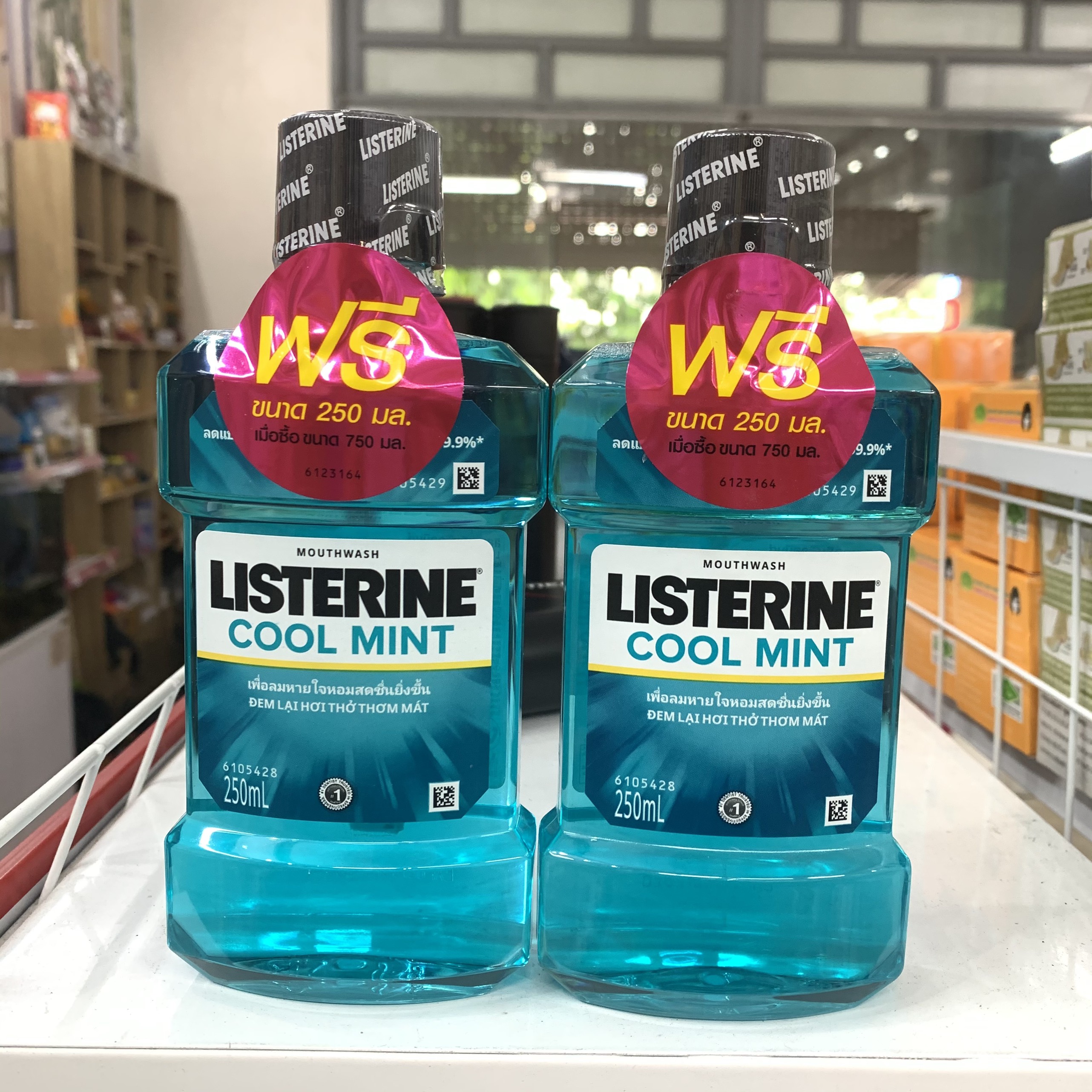 Combo 2 chai LISTERINE 250ml và kem đánh trắng răng White &amp; White 150g và 2 bàn chải Sunree